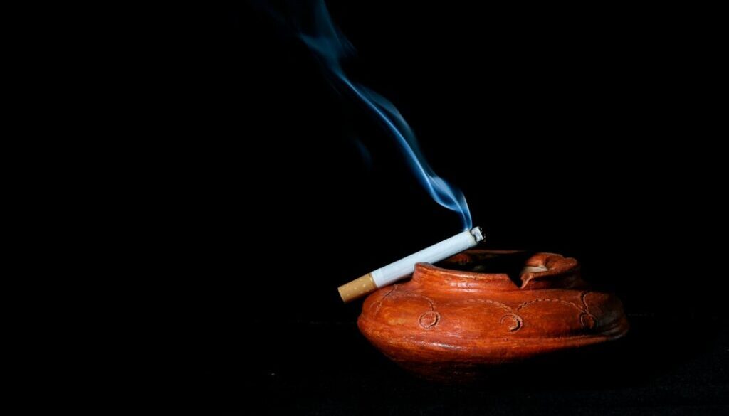 Wpływ palenia na życie towarzyskie – dlaczego palacze czują się wykluczeni?