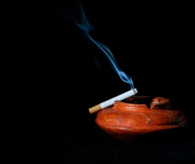 Wpływ palenia na życie towarzyskie – dlaczego palacze czują się wykluczeni?