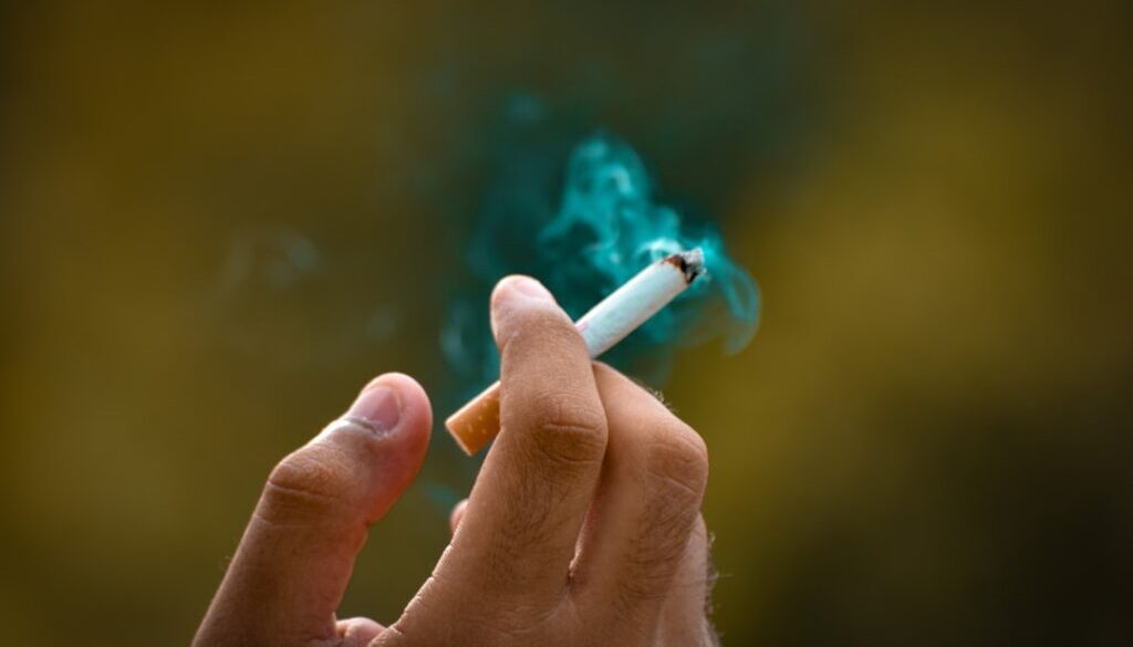 Palenie w pracy – jakie prawa mają niepalący pracownicy?